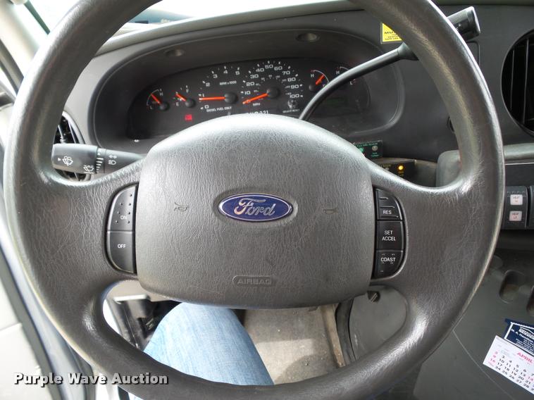 image for item L5538 2005 Ford E450 Super Duty BSSN25 shuttle bus
