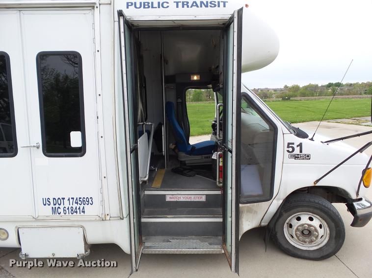 image for item L5538 2005 Ford E450 Super Duty BSSN25 shuttle bus