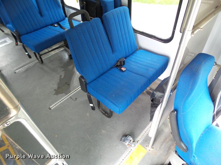 image for item L5538 2005 Ford E450 Super Duty BSSN25 shuttle bus