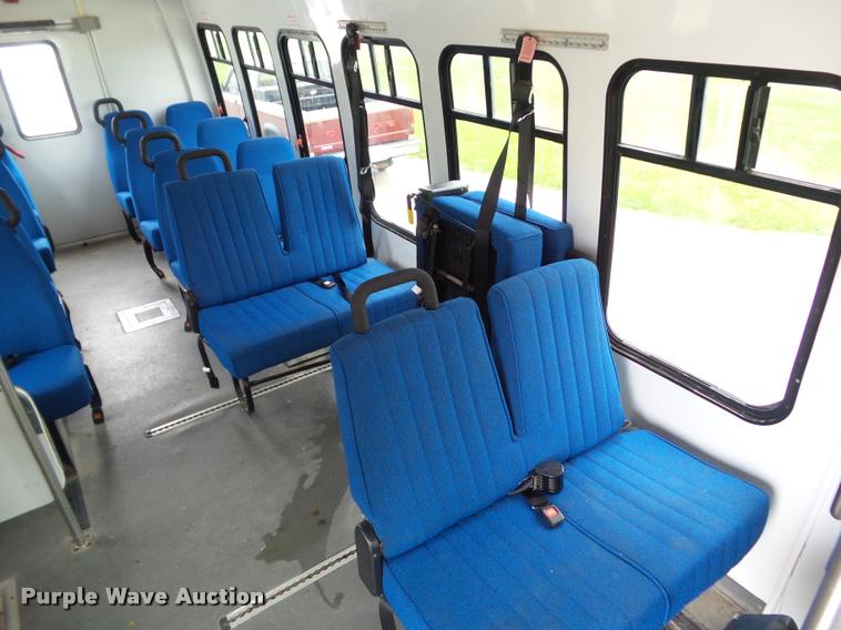 image for item L5538 2005 Ford E450 Super Duty BSSN25 shuttle bus