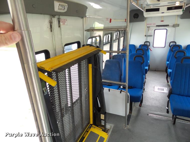 image for item L5538 2005 Ford E450 Super Duty BSSN25 shuttle bus