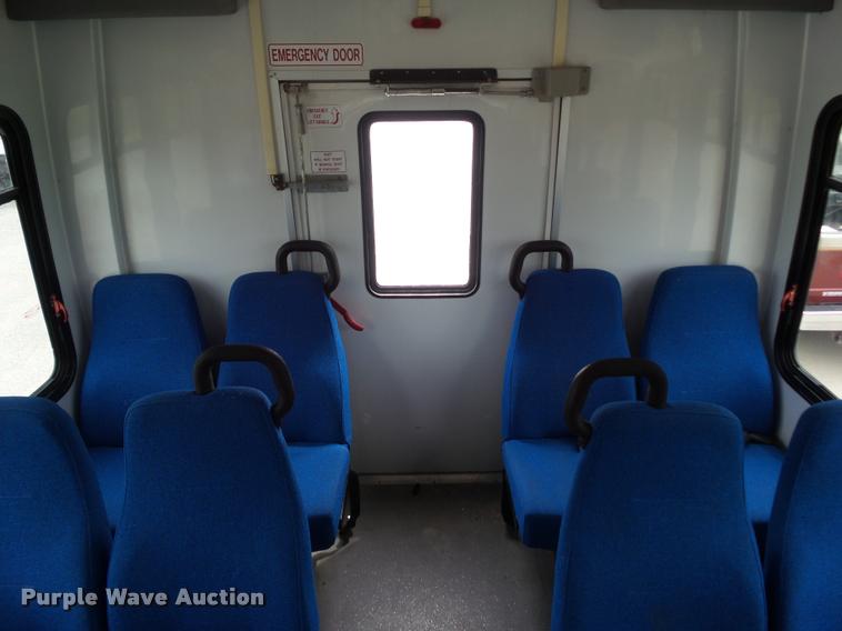 image for item L5538 2005 Ford E450 Super Duty BSSN25 shuttle bus