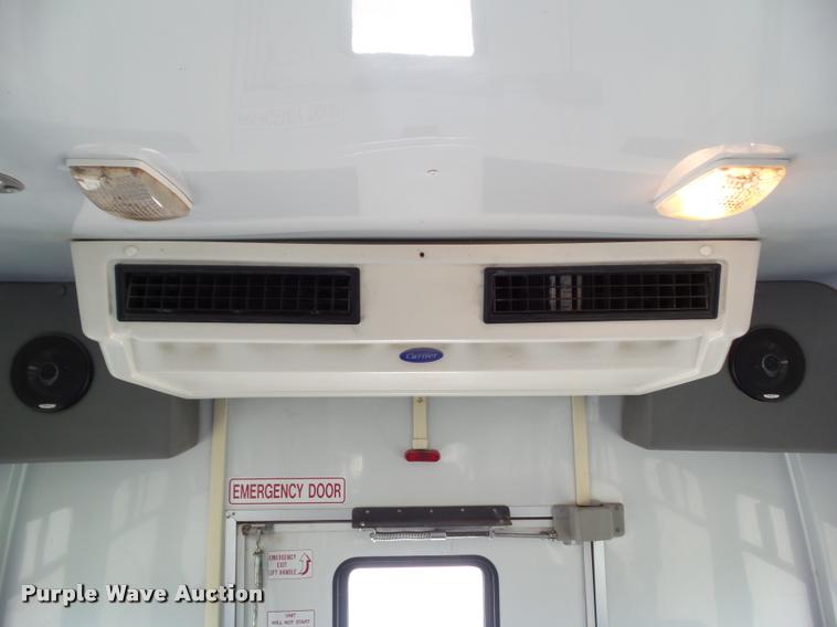 image for item L5538 2005 Ford E450 Super Duty BSSN25 shuttle bus