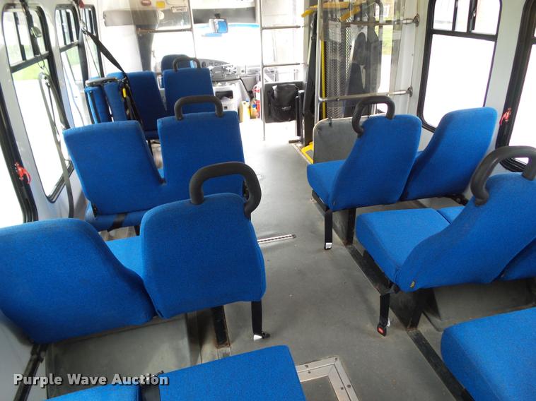 image for item L5538 2005 Ford E450 Super Duty BSSN25 shuttle bus