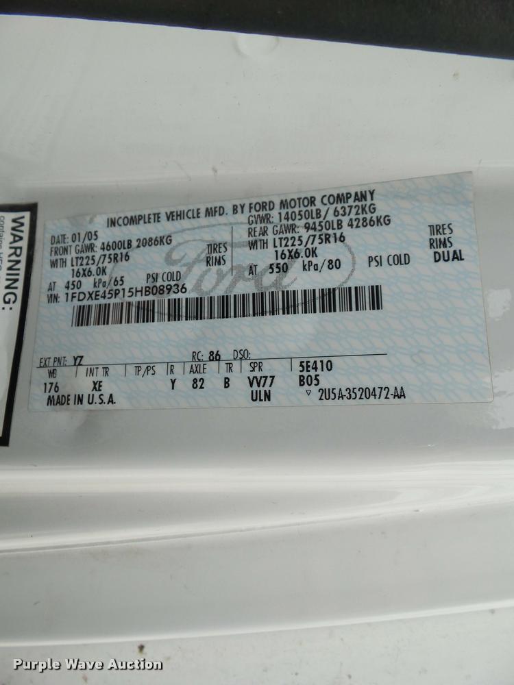 image for item L5538 2005 Ford E450 Super Duty BSSN25 shuttle bus