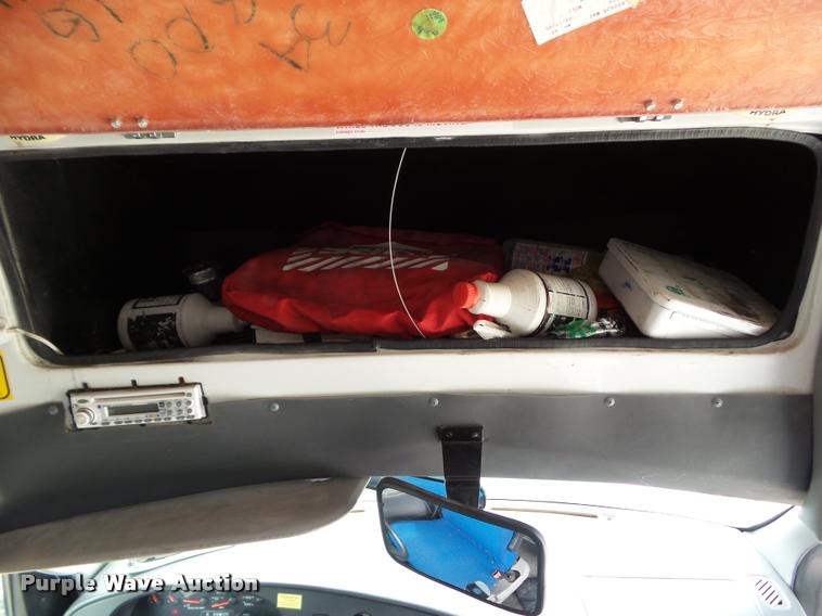 image for item L5538 2005 Ford E450 Super Duty BSSN25 shuttle bus