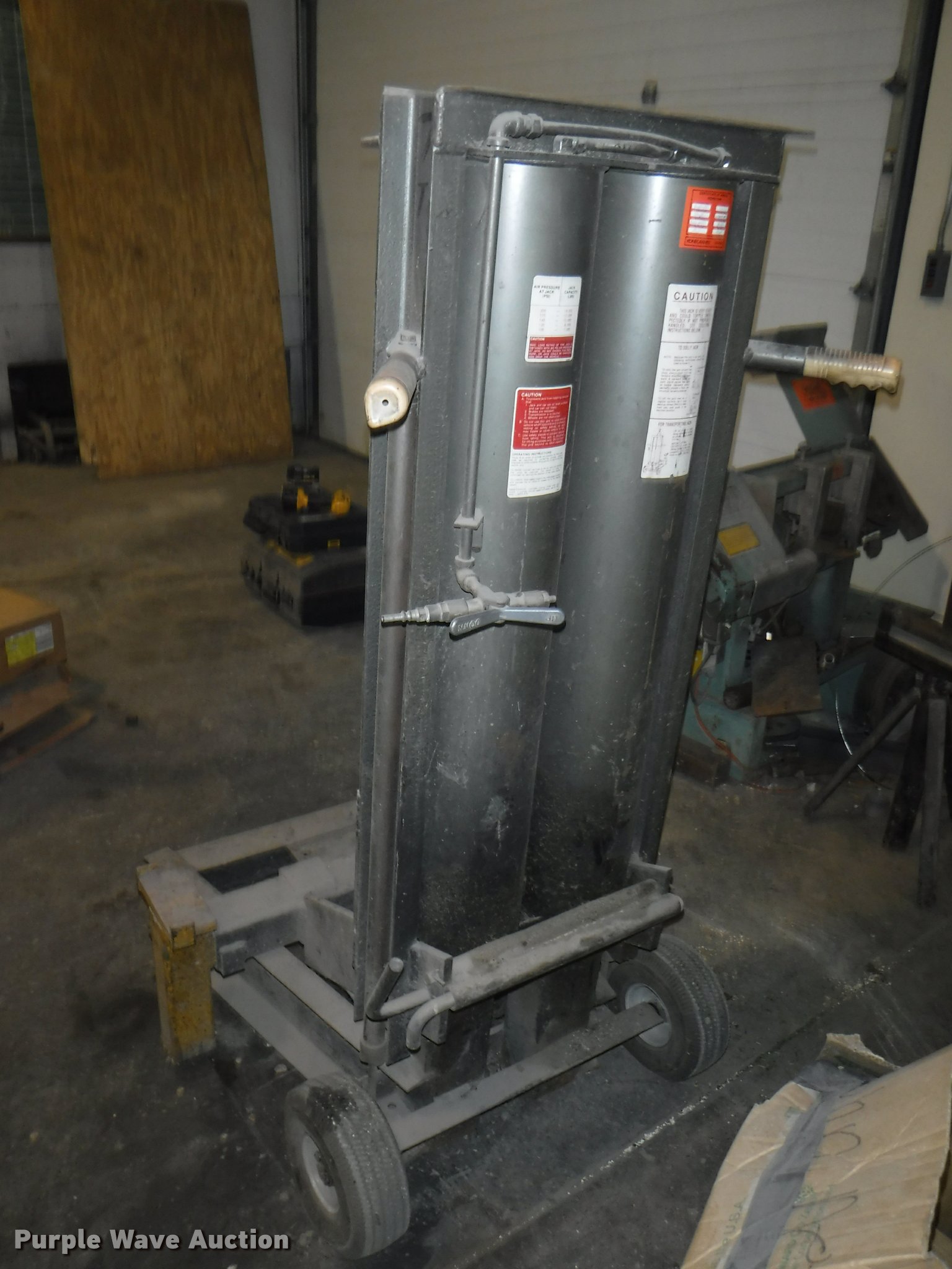 Napa air lift jack in Atchison, KS Item DJ9011 sold Purple Wave