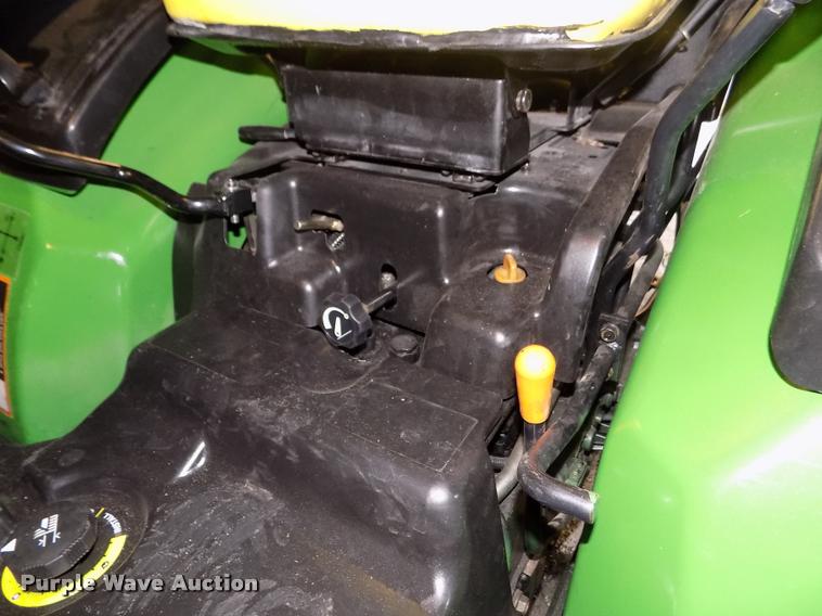 image for item DA0702 2006 John Deere 2320 MFWD tractor