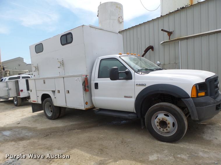 image for item DA3483 2006 Ford F550 utility truck