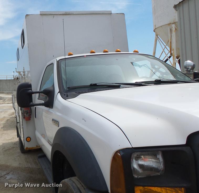 image for item DA3483 2006 Ford F550 utility truck