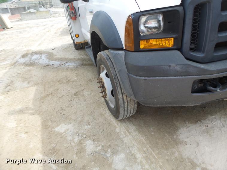 image for item DA3483 2006 Ford F550 utility truck