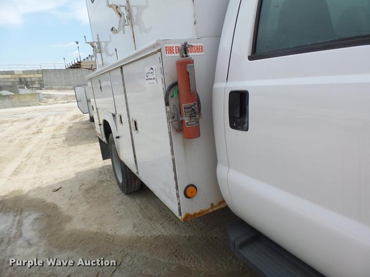 image for item DA3483 2006 Ford F550 utility truck