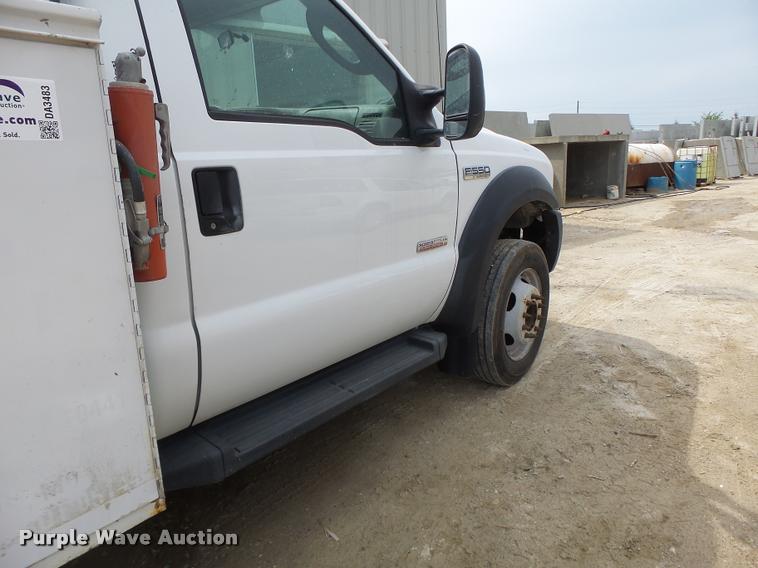 image for item DA3483 2006 Ford F550 utility truck