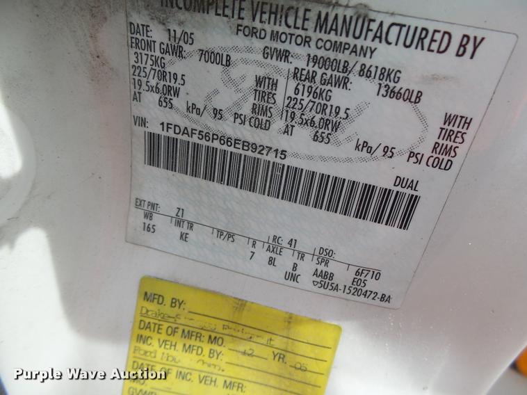 image for item DA3483 2006 Ford F550 utility truck