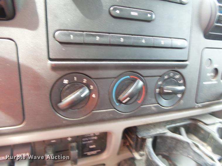 image for item DA3483 2006 Ford F550 utility truck