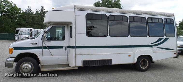 image for item DA6186 2004 Ford Econoline E450 shuttle bus