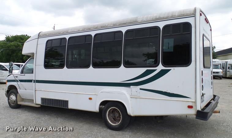 image for item DA6186 2004 Ford Econoline E450 shuttle bus