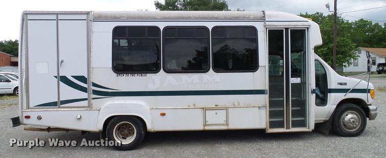 image for item DA6186 2004 Ford Econoline E450 shuttle bus