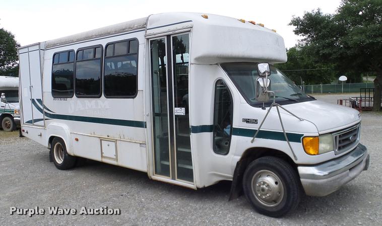 image for item DA6186 2004 Ford Econoline E450 shuttle bus