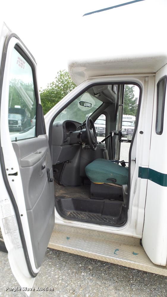 image for item DA6186 2004 Ford Econoline E450 shuttle bus