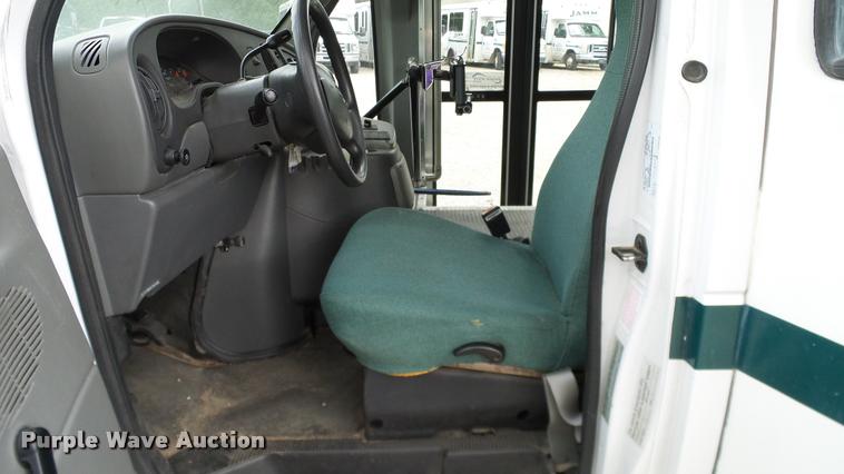 image for item DA6186 2004 Ford Econoline E450 shuttle bus