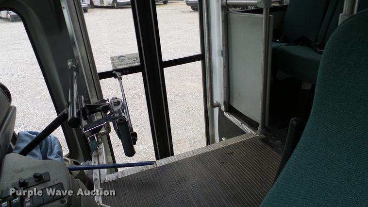 image for item DA6186 2004 Ford Econoline E450 shuttle bus