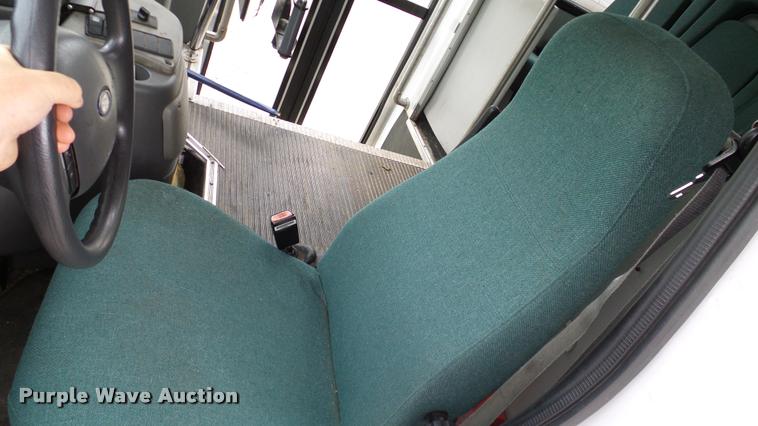 image for item DA6186 2004 Ford Econoline E450 shuttle bus