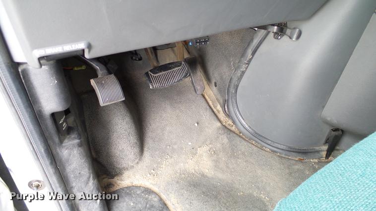 image for item DA6186 2004 Ford Econoline E450 shuttle bus