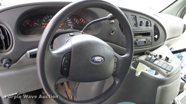 image for item DA6186 2004 Ford Econoline E450 shuttle bus