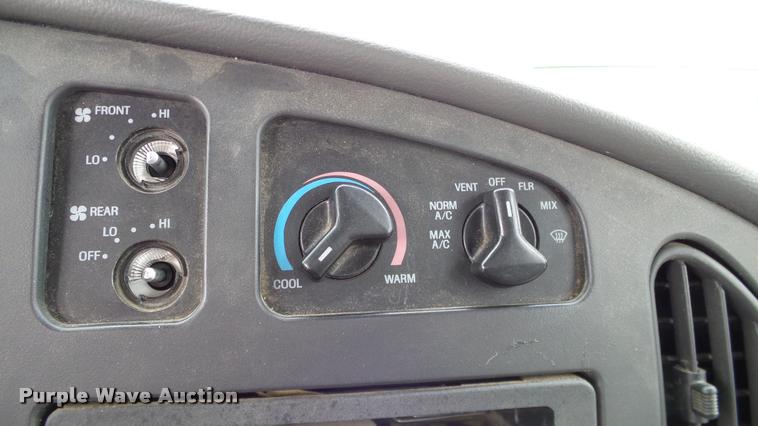 image for item DA6186 2004 Ford Econoline E450 shuttle bus