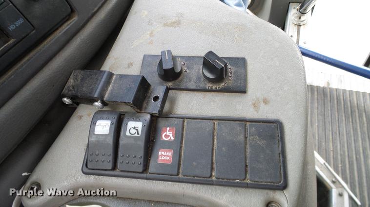 image for item DA6186 2004 Ford Econoline E450 shuttle bus