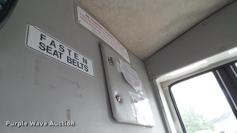 image for item DA6186 2004 Ford Econoline E450 shuttle bus