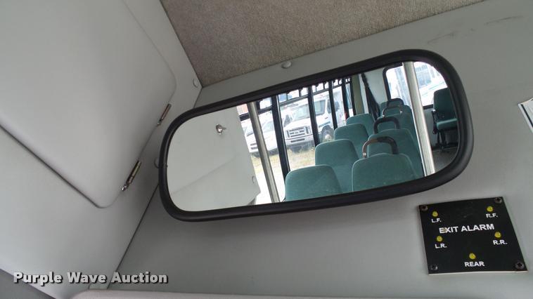 image for item DA6186 2004 Ford Econoline E450 shuttle bus