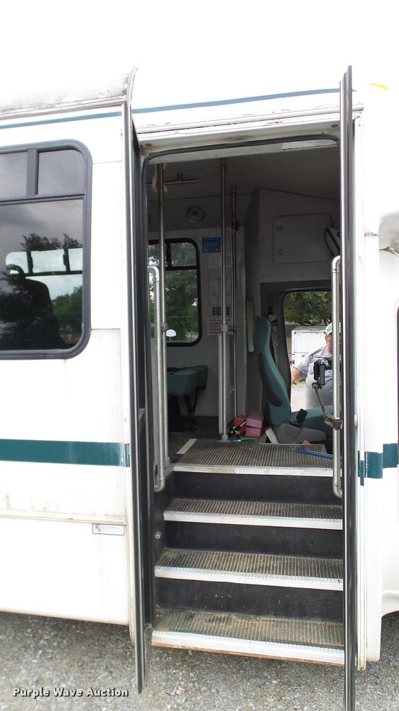 image for item DA6186 2004 Ford Econoline E450 shuttle bus