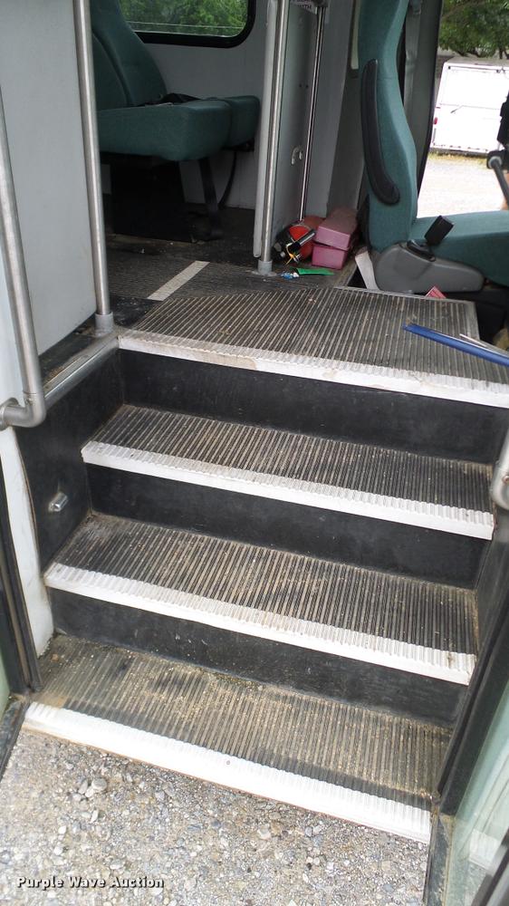 image for item DA6186 2004 Ford Econoline E450 shuttle bus