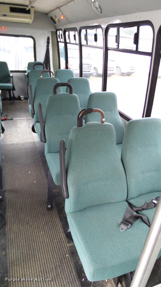 image for item DA6186 2004 Ford Econoline E450 shuttle bus