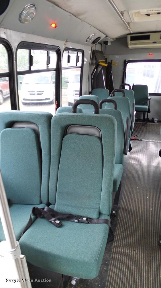 image for item DA6186 2004 Ford Econoline E450 shuttle bus