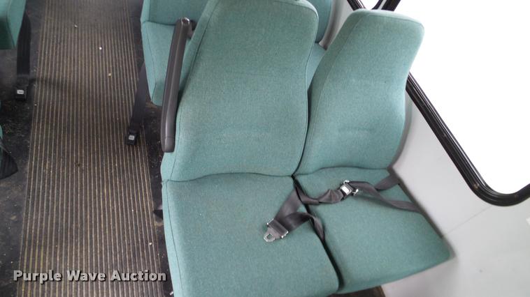 image for item DA6186 2004 Ford Econoline E450 shuttle bus