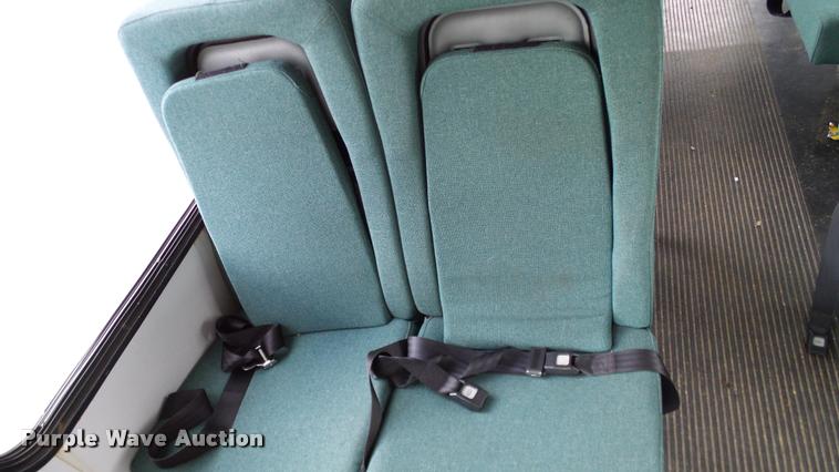 image for item DA6186 2004 Ford Econoline E450 shuttle bus