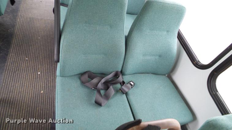 image for item DA6186 2004 Ford Econoline E450 shuttle bus