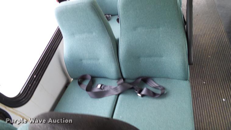 image for item DA6186 2004 Ford Econoline E450 shuttle bus