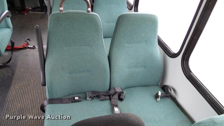 image for item DA6186 2004 Ford Econoline E450 shuttle bus