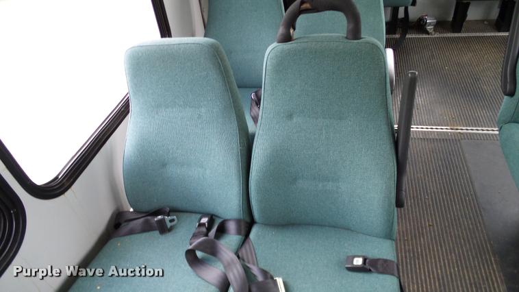 image for item DA6186 2004 Ford Econoline E450 shuttle bus