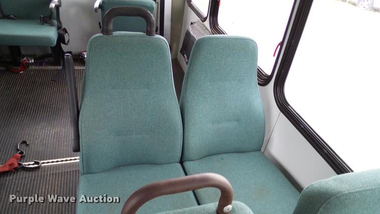 image for item DA6186 2004 Ford Econoline E450 shuttle bus