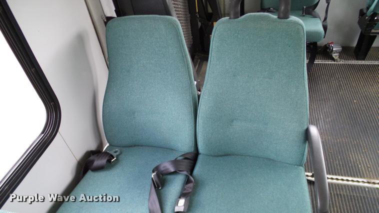 image for item DA6186 2004 Ford Econoline E450 shuttle bus