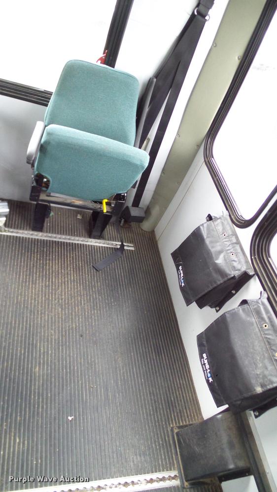 image for item DA6186 2004 Ford Econoline E450 shuttle bus