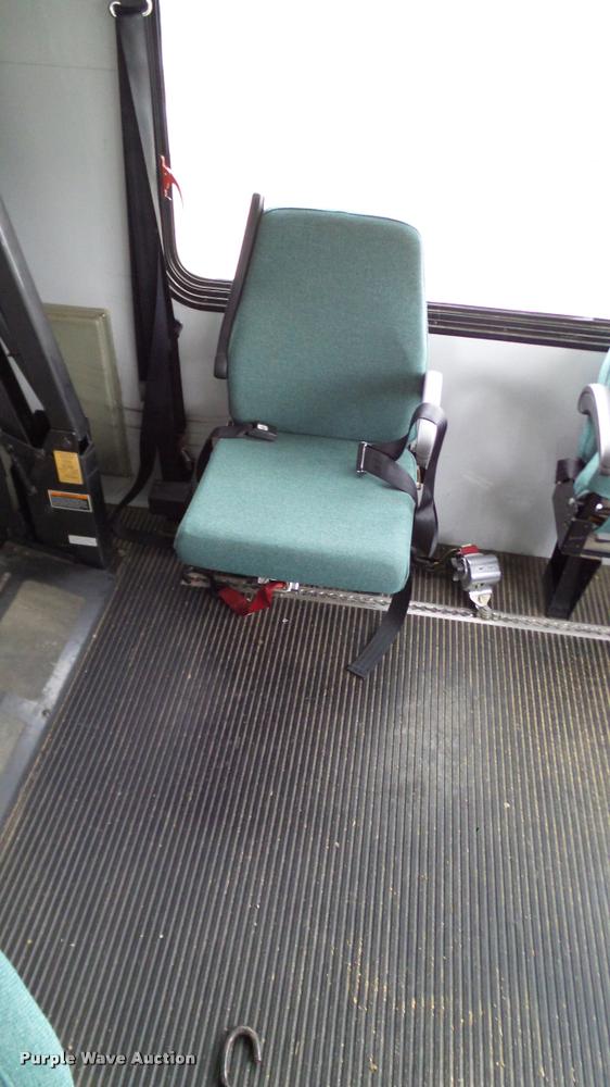 image for item DA6186 2004 Ford Econoline E450 shuttle bus