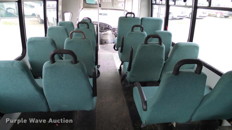 image for item DA6186 2004 Ford Econoline E450 shuttle bus