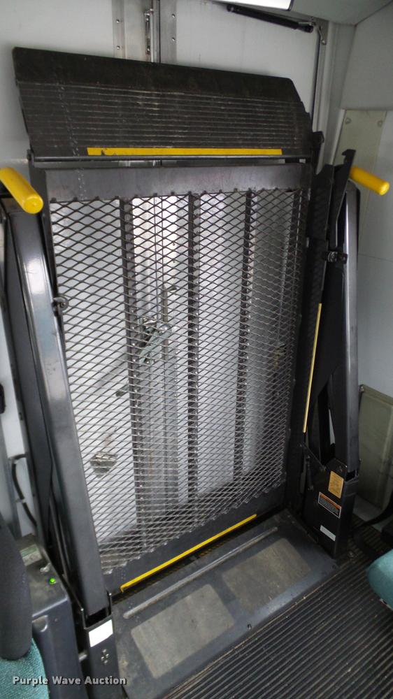 image for item DA6186 2004 Ford Econoline E450 shuttle bus