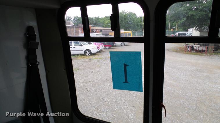 image for item DA6186 2004 Ford Econoline E450 shuttle bus